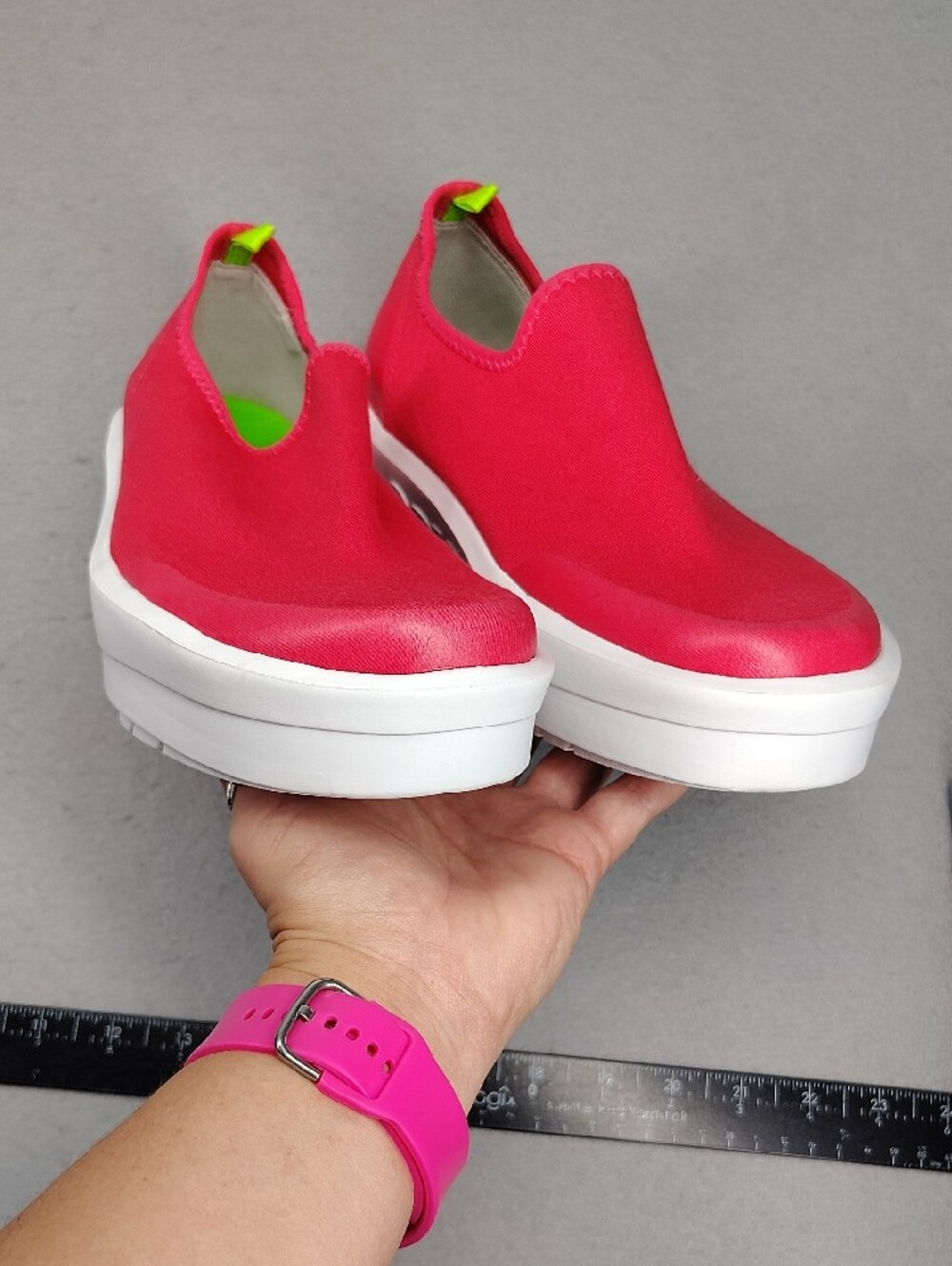 OOFOS OOmega eeZee Low Canvas Slip-On Neon Berry Size 8 - Picture 7 of 9
